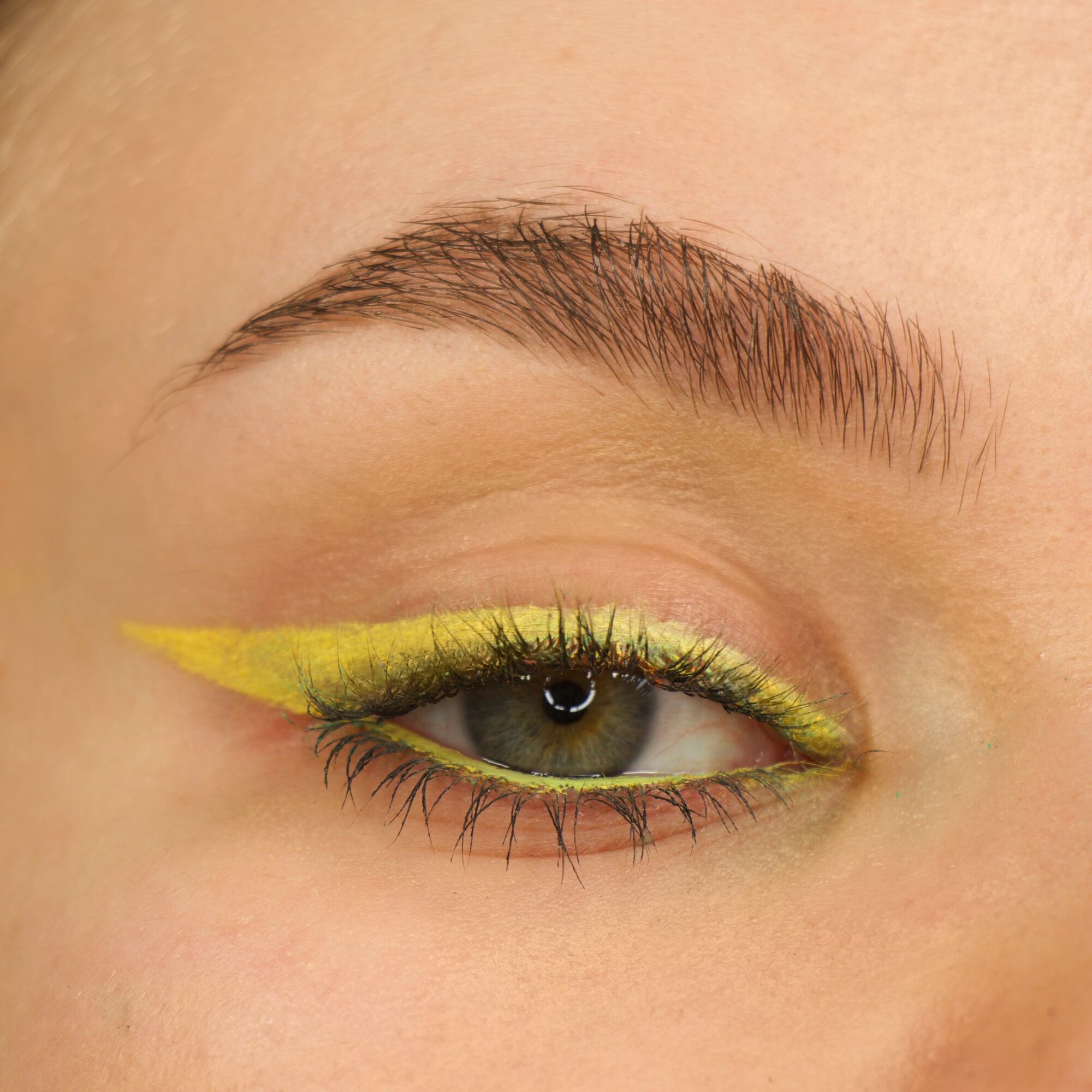 Makeup Revolution Streamline Waterline Eyeliner Pencil Yellow